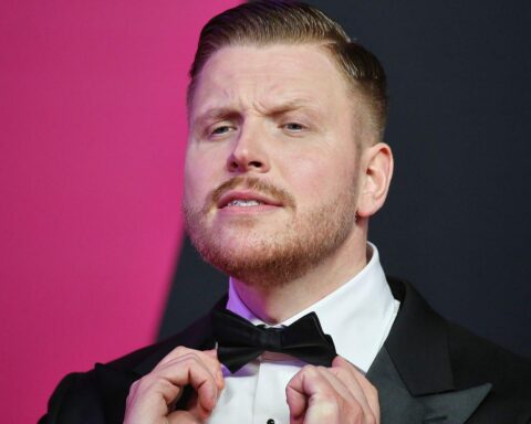 Rapper Finch feiert mit "Aussenseiter Spitzenreiter" Platz eins der deutschen Album-Charts.