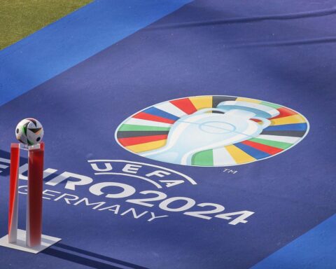 Euro 2024 Logo vor Hintergrund von Korruptionsermittlungen in Deutschland – Fußball und Politik vereint.