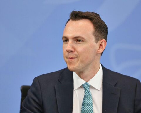Pascal Reddig (Archiv) als CDU-Politiker vor Hintergrundbild, der über Rentenkommission spricht.