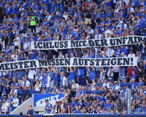 Protestierende Fans fordern gerechte Regionalliga-Reform zur Verbesserung der Aufstiegschancen.