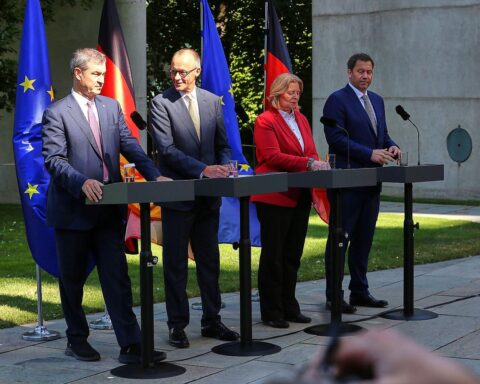 Ministerpräsidentin Rehlinger spricht bei Pressekonferenz über Reformpaket für Wachstum und Beschäftigung.