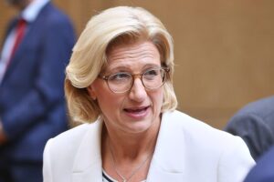 Anke Rehlinger besucht die Kita „Villa Winzig“ in Neunkirchen, begleitet von Bildungsministerin Streichert-Clivot.