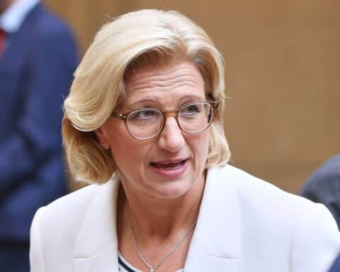 Anke Rehlinger besucht die Kita „Villa Winzig“ in Neunkirchen, begleitet von Bildungsministerin Streichert-Clivot.