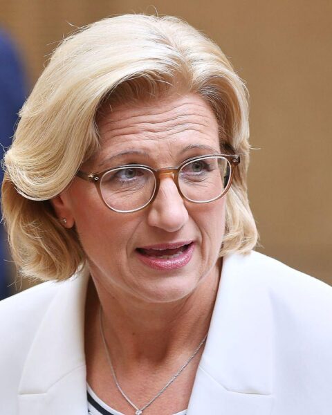 Anke Rehlinger besucht die Kita „Villa Winzig“ in Neunkirchen, begleitet von Bildungsministerin Streichert-Clivot.