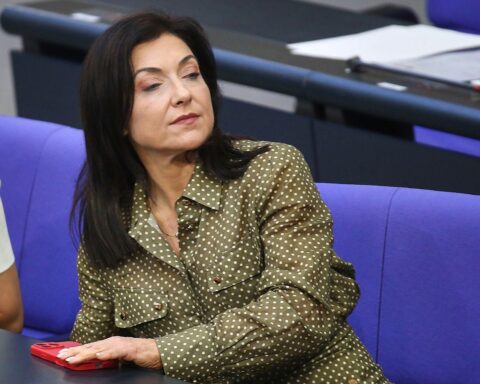 Bundeswirtschaftsministerin Katherina Reiche warnt vor Eskalation an der Straße von Hormus.