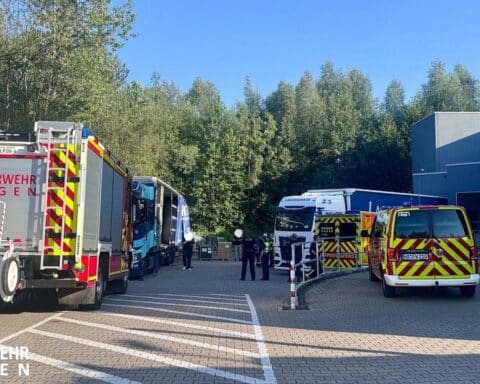 Feuerwehreinsatz nach Arbeitsunfall: Geplatzter Lkw-Reifen trifft zwei Männer auf Betriebsgelände in Hagen.