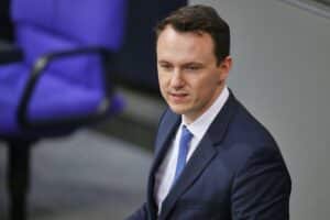 Zwei Politiker diskutieren reformbedarf im Bundestag, Fokus auf Zusammenarbeit und gesellschaftliche Vision.