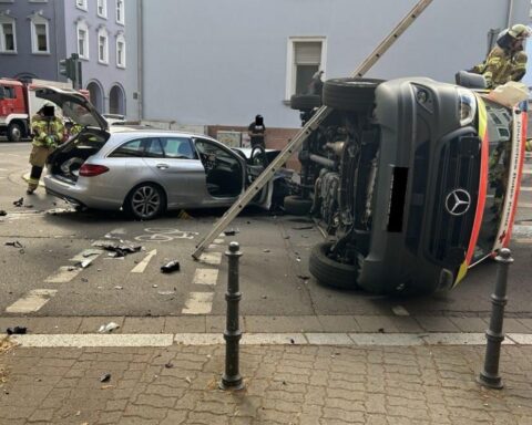 Unfall in Kaiserslautern: Rettungswagen kollidiert mit Pkw an Kreuzung, Fahrzeuge umgekippt, Verletzte, Einsatzkräfte.