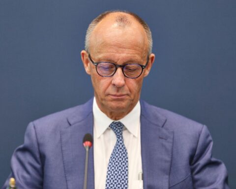 Friedrich Merz, kritischer Blick, politische Diskussion, soziale Ungleichheit, Empathie in der Politik.