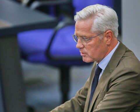 Norbert Röttgen äußert sich zur Rolle Deutschlands im Iran-Konflikt und US-Forderungen.