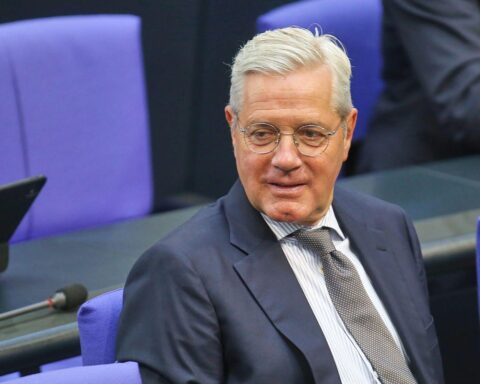 Norbert Röttgen kritisiert Drohnen- und Wissenschaftskooperationen mit China und Russland.