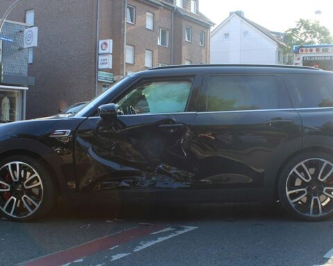 Unfallwagen an Kreuzung Teutoburger Straße/Mergelstraße, Polizei Oberhausen, zwei leicht Verletzte, Abschleppfahrzeuge.
