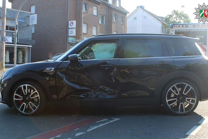 Unfallwagen an Kreuzung Teutoburger Straße/Mergelstraße, Polizei Oberhausen, zwei leicht Verletzte, Abschleppfahrzeuge.