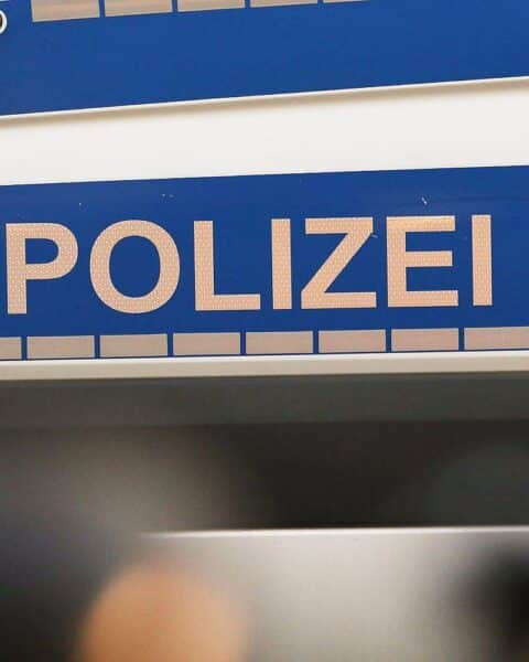 Unfallstelle mit Polizeiautos, verletzten Personen und gesperrter Kreuzung in Lüdinghausen.