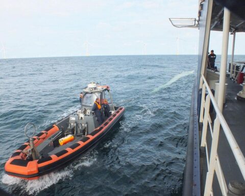 Nahaufnahme: Bundespolizeikontrollboot zieht geborgenes Rotorblatt aus der Nordsee, später an Bord zersägt.