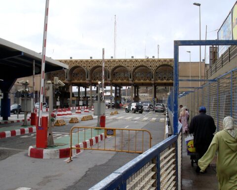 Grenzübergang Ceuta–Marokko, Migrantenüberquerung und spanische Grenzsicherung im Archivfoto.