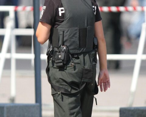 Polizei-Spezialeinsatzkräfte nehmen in Syke einen 35-Jährigen nach Drohungen mit Messern fest.