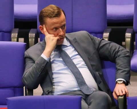 Adis Ahmetović spricht vor dem Bundestag, während außenpolitische Kurskorrekturen gefordert werden.