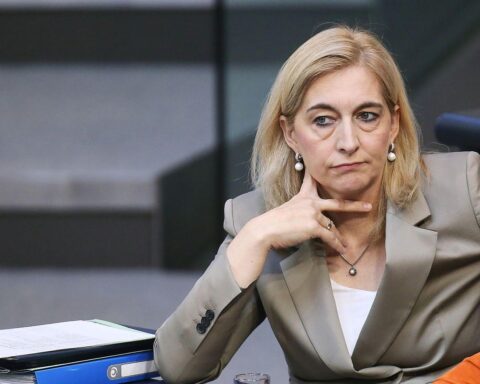 SPD-Frauen unterstützen Gesundheitsministerin Nina Warken als mögliche Nachfolgerin im Unions-Fraktionsvorsitz.