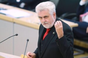 Armin Willingmann spricht sich in Magdeburg für dauerhafte Minijobs für Studierende aus.