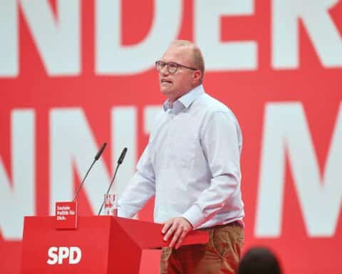 Jochen Ott diskutiert AfD-Verbotsinitiative mit Hendrik Wüst in Düsseldorf vor Landtagswahl 2027.