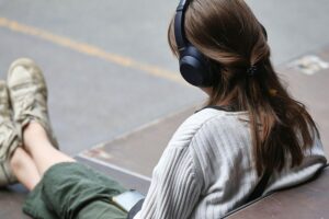 Frau mit Kopfhörern (Archiv) in Berlin: SPD begrüßt Münchner Urteil zu KI-Musik und Urheberrechten.