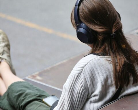 Frau mit Kopfhörern (Archiv) in Berlin: SPD begrüßt Münchner Urteil zu KI-Musik und Urheberrechten.