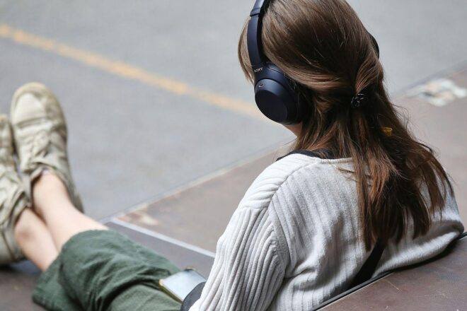 Frau mit Kopfhörern (Archiv) in Berlin: SPD begrüßt Münchner Urteil zu KI-Musik und Urheberrechten.