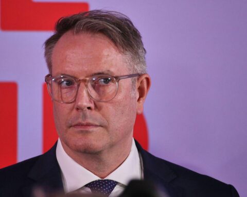 Alexander Schweitzer bei einer politischen Diskussion zur Steuerreform mit Fokus auf Entlastungen.