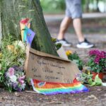Polizeisperren am CSD-Tatort in Berlin nach tödlicher Todesfahrt, Trauer und Verletzte im Umfeld.