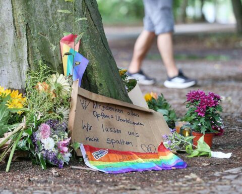Polizeisperren am CSD-Tatort in Berlin nach tödlicher Todesfahrt, Trauer und Verletzte im Umfeld.