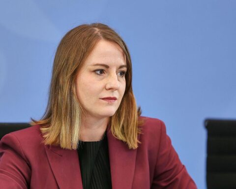 Annika Klose diskutiert Übergangsfristen zur Abschaffung der abschlagsfreien Frührente in Berlin.