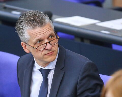Thorsten Frei (Archiv) vor parlamentarischem Hintergrund: SPD bewertet seinen möglichen Unions-Fraktionsvorsitz als positives Signal.