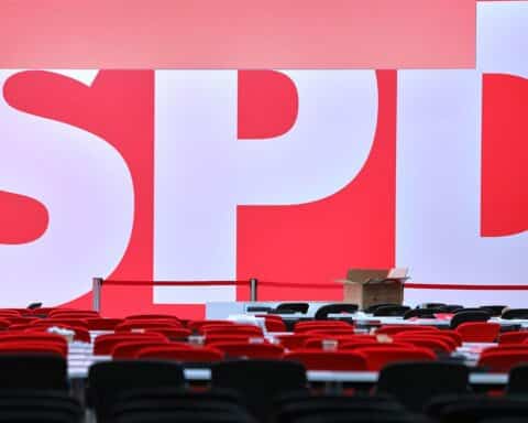 SPD-Logo und Hinweis auf Kritik an Erbschaftssteuer-Verschonungsprüfung für große Unternehmen in Bayern.