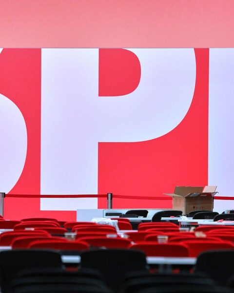 SPD-Logo und Hinweis auf Kritik an Erbschaftssteuer-Verschonungsprüfung für große Unternehmen in Bayern.