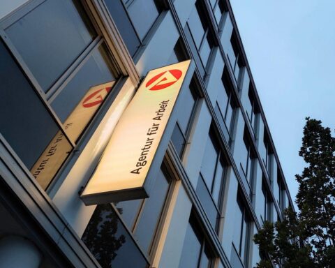 Arbeitsagentur-Archiv in Sachsen: Schild/Logo vor Hintergründen, während Arbeitslosenzahlen im Juli steigen.