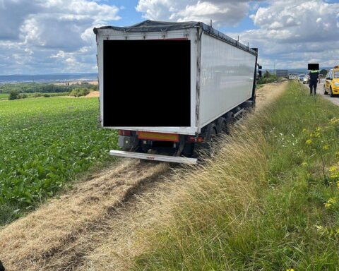 Sattelzug steckt auf dem Grünstreifen der A4 bei Erfurt, Bergung und Sperrung im Bildkontext (Archiv).
