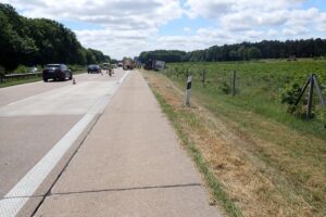 Umgekippter Sattelzug auf Autobahn, hohen Sachschaden und stundenlange Sperrung.