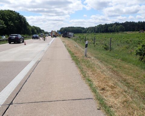Umgekippter Sattelzug auf Autobahn, hohen Sachschaden und stundenlange Sperrung.