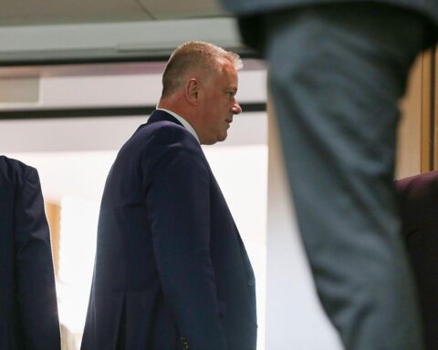 Gordon Schnieder besucht Ahrtal, Gedenken an Flutopfer, Unterstützung des Wiederaufbaus und Jugendprojekte.