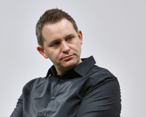 Max Schrems, Datenschutzaktivist, diskutiert EU-US-Datenabkommen, klagt für Datenschutz und Rechtssicherheit.