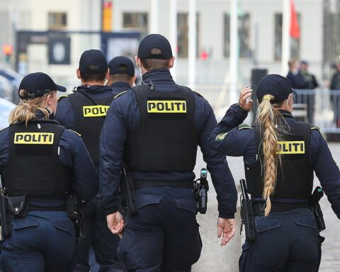 Dänische Polizei bei einem Schusswaffenvorfall in Nörresundby, Archivfoto, Einsatzkräfte und gesicherter Bereich.
