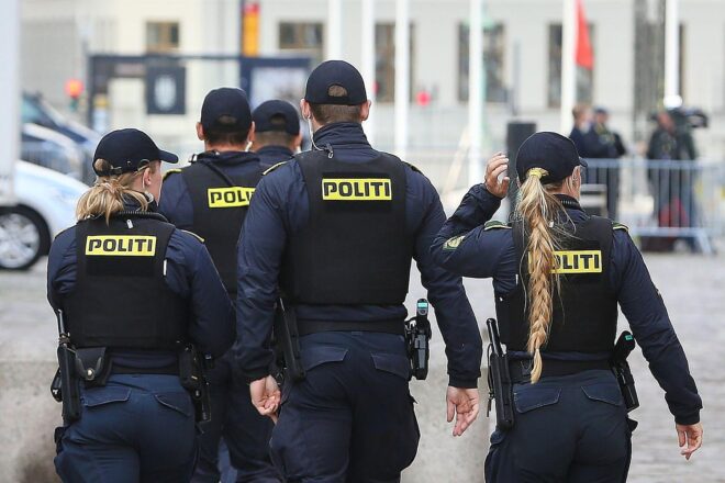 Dänische Polizei bei einem Schusswaffenvorfall in Nörresundby, Archivfoto, Einsatzkräfte und gesicherter Bereich.