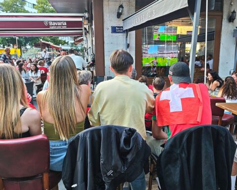 Fußballfans in einer Bar genießen das spannende Elfmeterschießen zwischen Schweiz und Kolumbien.