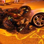Unfallstelle in Bielefeld: Motorradfahrerin schwer verletzt, Polizei abgesichert, beschädigte Kawasaki und Audi.