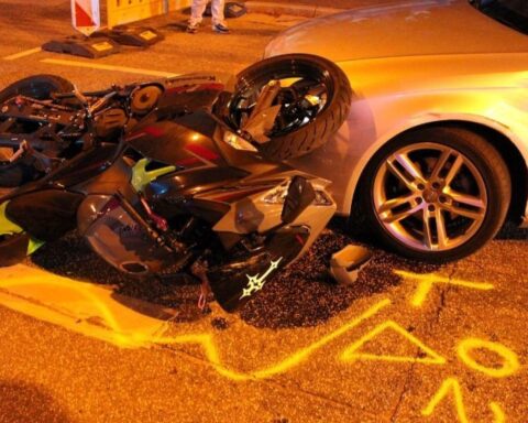 Unfallstelle in Bielefeld: Motorradfahrerin schwer verletzt, Polizei abgesichert, beschädigte Kawasaki und Audi.