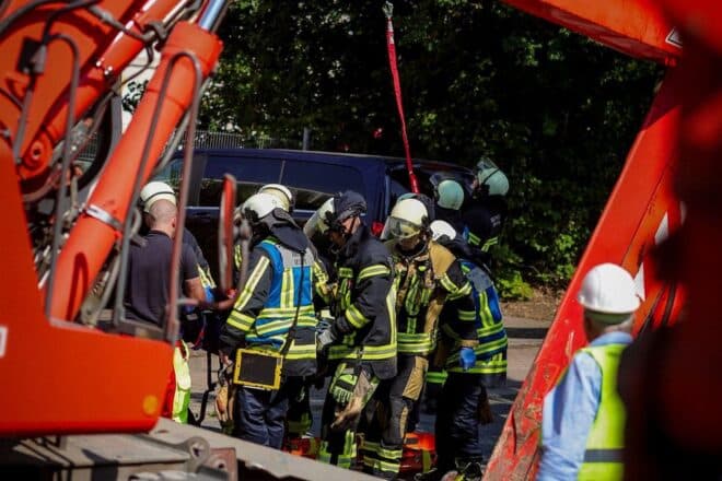 Schwer verletzter Bauarbeiter aus Baugrube in Bochum gerettet