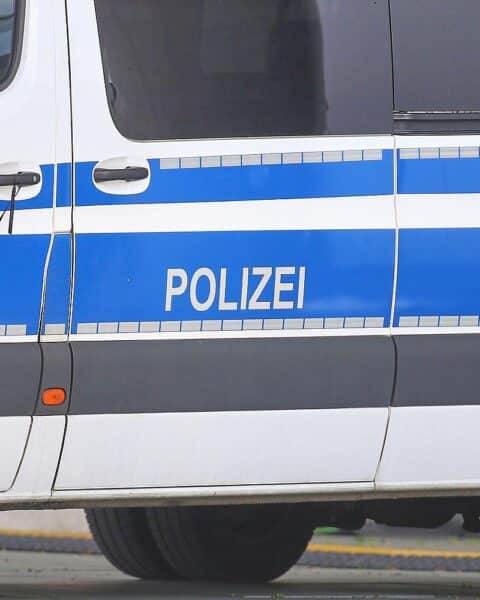 Polizeiauto (Archiv) und Unfallstelle in Jülich: 78-jähriger Pedelecfahrer kollidiert mit Auto.