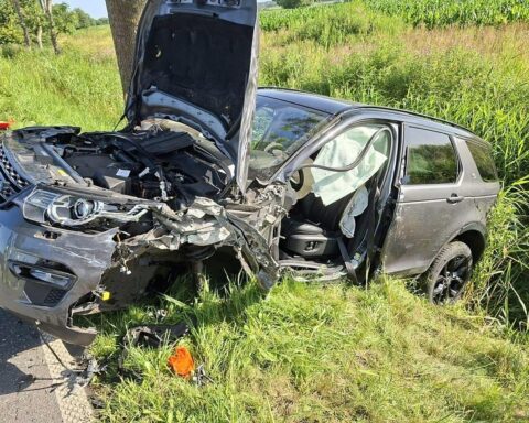 Range Rover bei Unfall auf der Hooksieler Landstraße, Polizeiabsperrung im Bild (Archivfoto, Rettungskräfte).