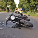Verunfalltes Motorrad und beschädigtes Auto nach schwerem Verkehrsunfall auf Bundesstraße 230.